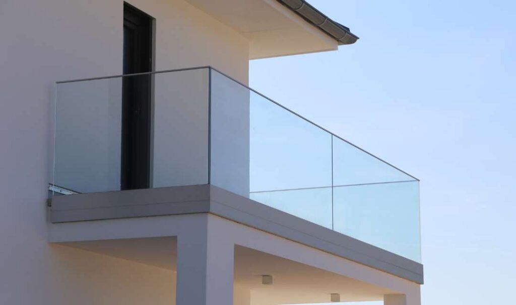 O que é um Guarda Corpo? É um item de segurança obrigatório em áreas elevadas, com o objetivo de impedir quedas e acidentes. Muito utilizado em projetos residenciais e comerciais, o guarda corpo também se destaca pelo valor estético que agrega ao ambiente. Onde o Guarda Corpo Pode Ser Instalado? Sacadas e varandas Escadas internas e externas Piscinas (residenciais e de condomínios) Mezaninos e terraços Fachadas e passarelas elevadas Tipos de Guarda Corpo Disponíveis ▸ Vidro temperado ou laminado ▸ Inox tubular (quadrado ou redondo) ▸ Alumínio com pintura eletrostática ▸ Infinity View (fixação invisível) ▸ Panorâmico com apoio de braço ▸ Modelos personalizados para escadas