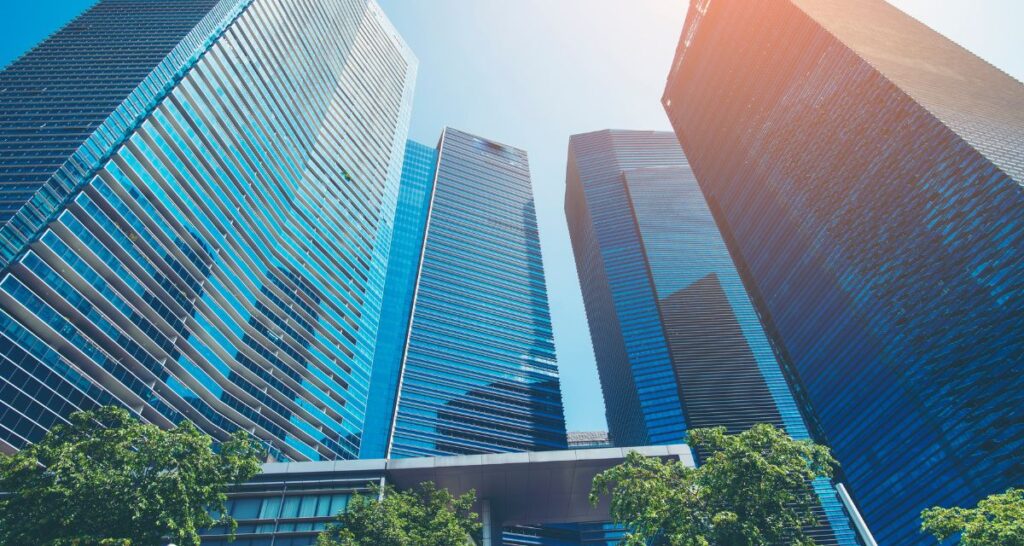 Instaladores da Vidraçaria Soluções BH realizando a montagem de um box de vidro temperado no centro de Belo Horizonte, MG.