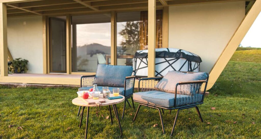 Instalação de box de vidro temperado e espelho em residência no bairro Felipe Cláudio de Sales, Pedro Leopoldo, MG.